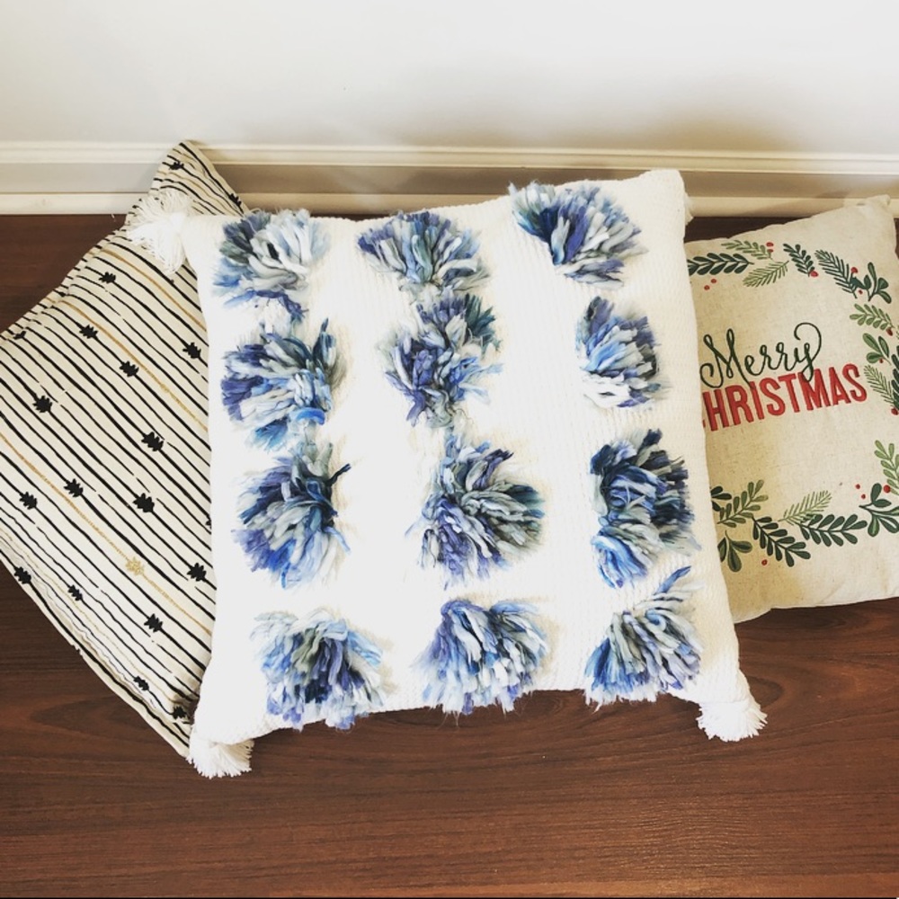 Tufted Pom Pom white accent pillow with tassels - Picture 3 of 3